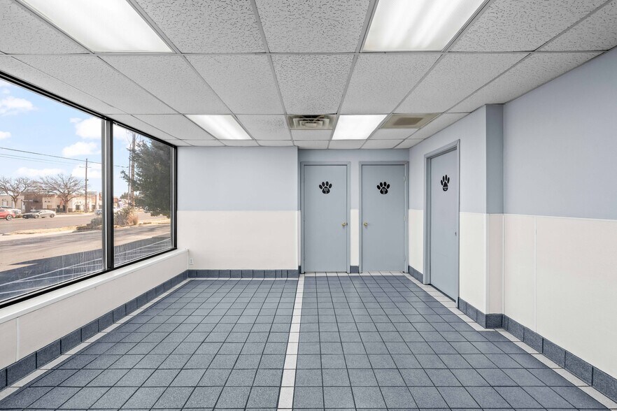 More Photos Of 7902 Slide Rd, Lubbock Veterinarian Kennel For Lease