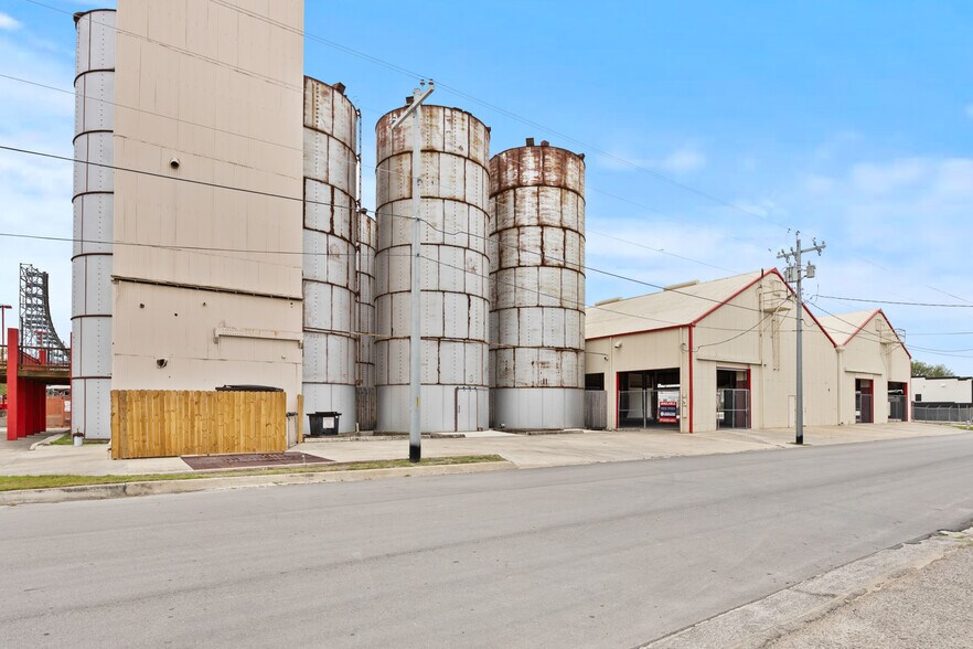 More Photos Of 1127 Bowie St, Seguin Industrial For Lease