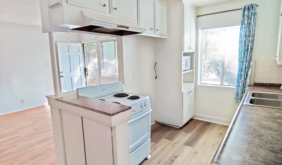 More Photos Of 14205 Burbank Blvd, Sherman Oaks Apartments For Sale