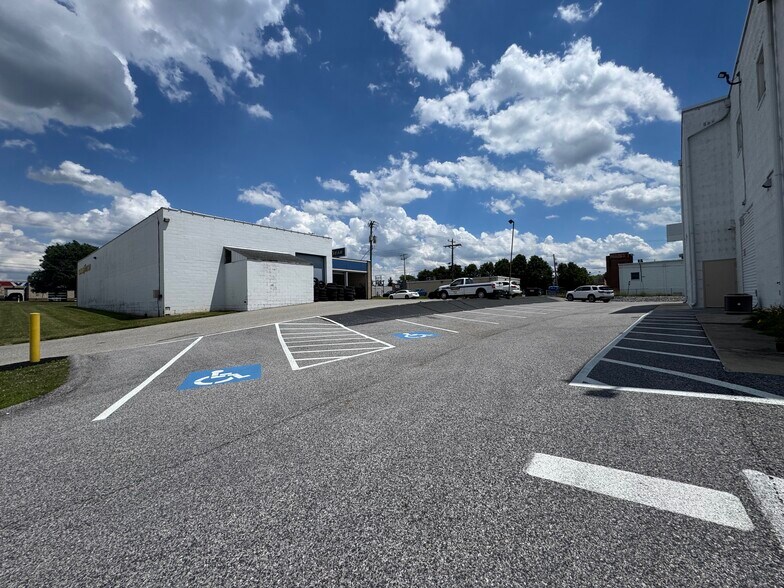 More Photos Of 4 Kent Rd, York Freestanding For Lease