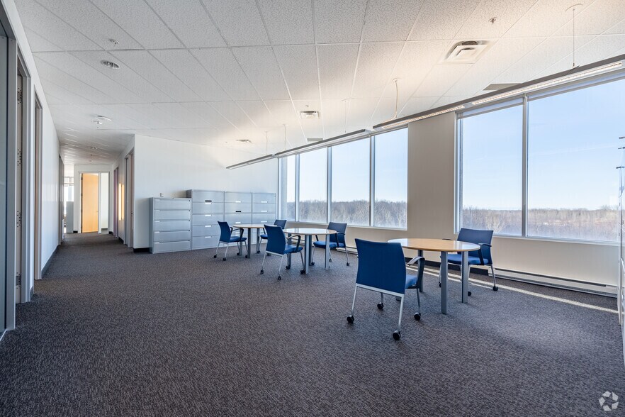 More Photos Of 2250 Boul Alfred-Nobel, Montréal Office For Lease