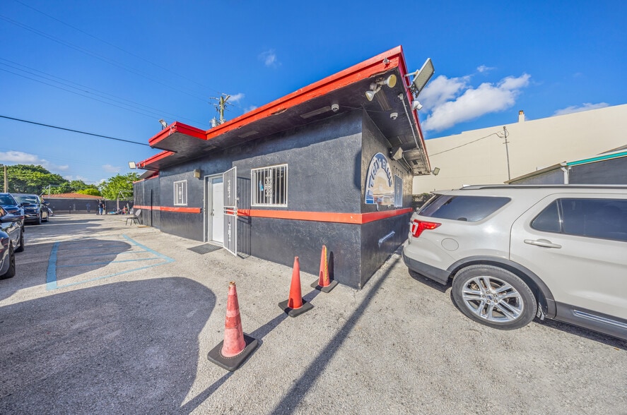 More Photos Of 2548 NW 36th St, Miami Auto Dealership For Lease