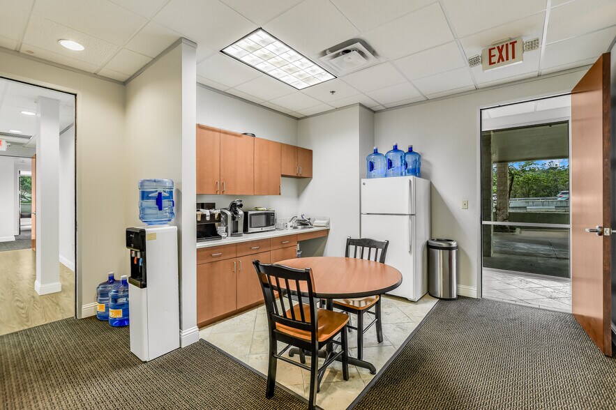 More Photos Of 4800 Bee Cave Rd, Austin Medical For Lease