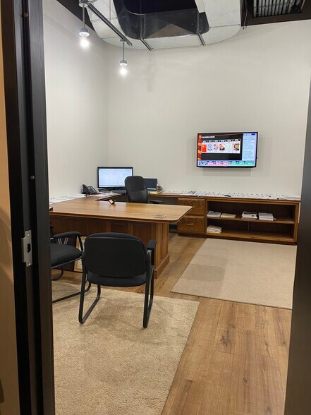 More Photos Of 3302 W Broadway Business Park Ct, Columbia General Retail For Lease