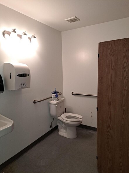 More Photos Of 717 W Broadway, Council Bluffs Freestanding For Lease