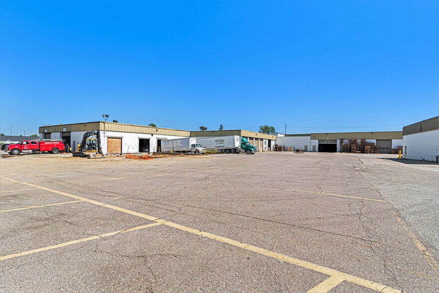 More Photos Of 3302 Kent St, Flint Distribution For Lease