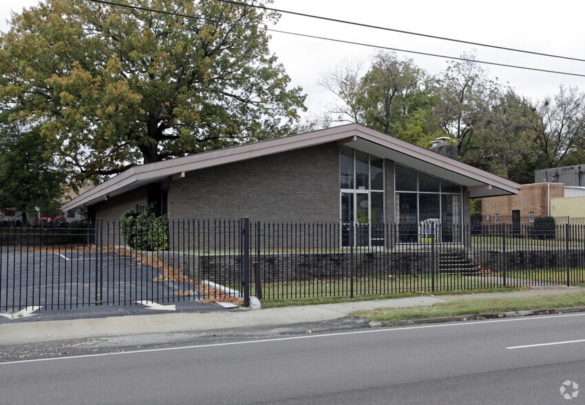 Primary Photo Of 3589 Summer Ave, Memphis Freestanding For Lease