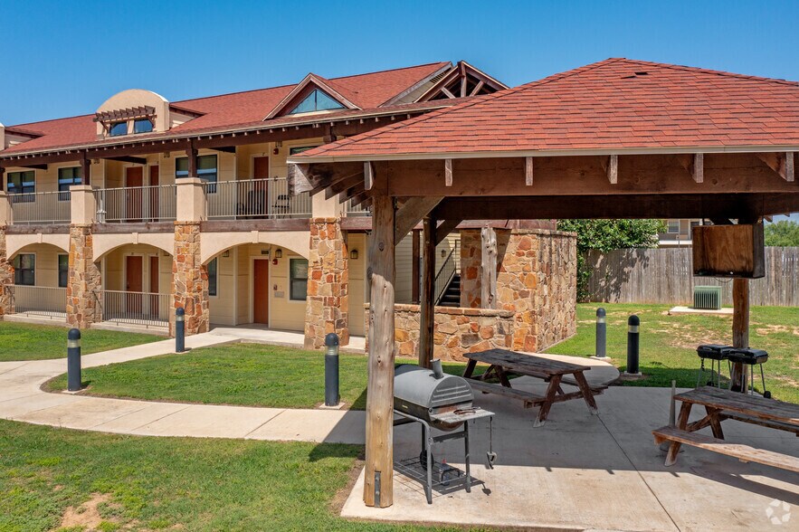 More Photos Of 2420 N 1st St, Carrizo Springs Apartments For Sale