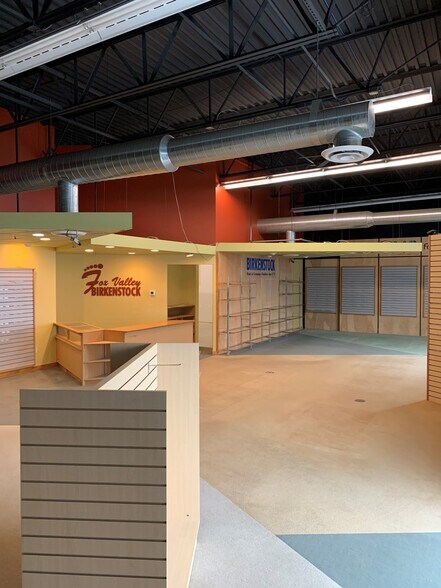 More Photos Of 2476 S Oneida St, Green Bay Storefront Retail Office For Lease