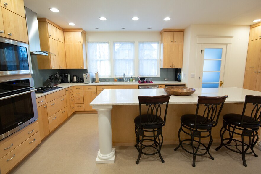 More Photos Of 340 NW 7th St, Corvallis Office For Sale