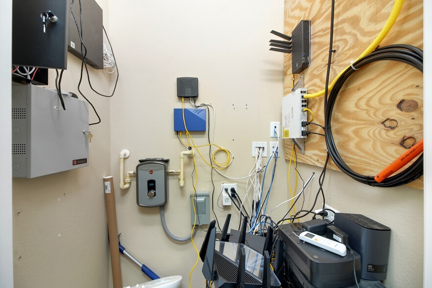 More Photos Of 1818 Greenleaf Ln, Leesburg Warehouse For Sale