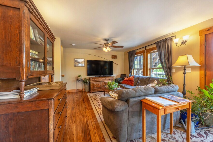 More Photos Of 210 Hartman Ave, Maupin Hotel For Sale