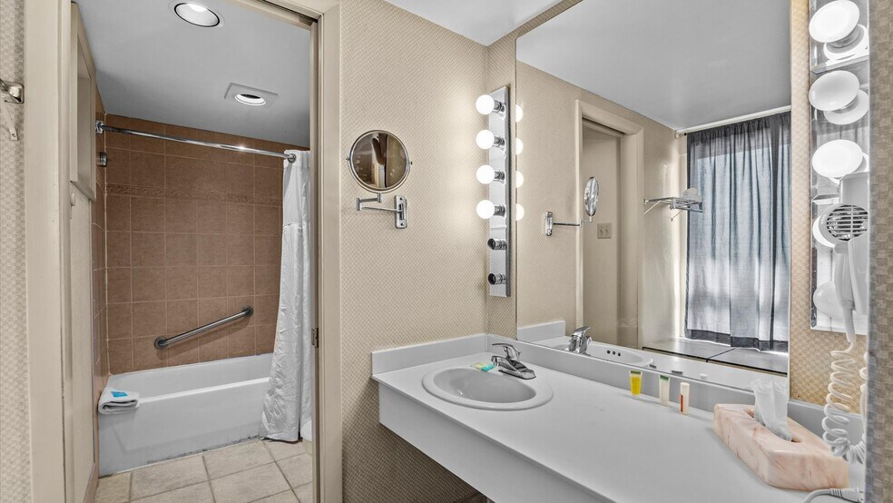 More Photos Of 1702 E Main St, Montrose Hotel For Sale