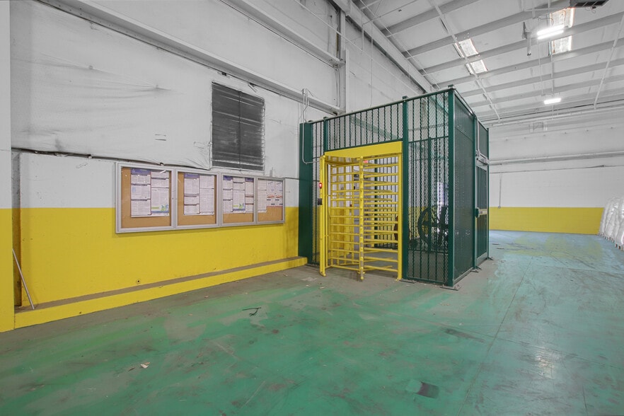 More Photos Of 916 Commerce Cir, Hanahan Warehouse For Lease