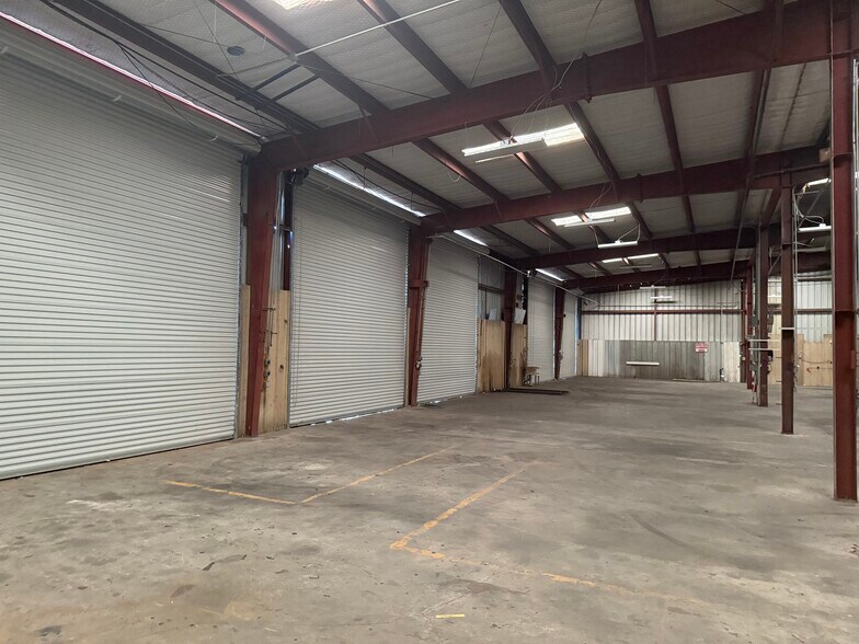 More Photos Of 1967 Bingle Rd, Houston Warehouse For Lease