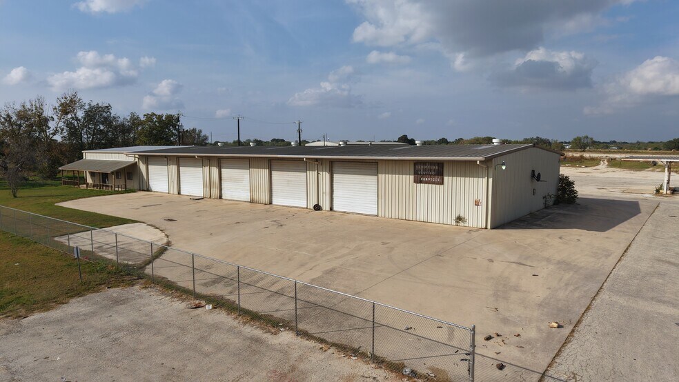 More Photos Of 14685 Old Frio City Rd, Lytle Warehouse For Lease
