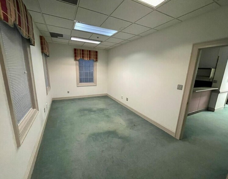 More Photos Of 1514 Holland Rd, Suffolk Office Residential For Lease