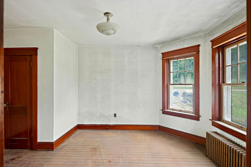 More Photos Of 8106 Intersection Rd, Glen Rock Warehouse For Lease