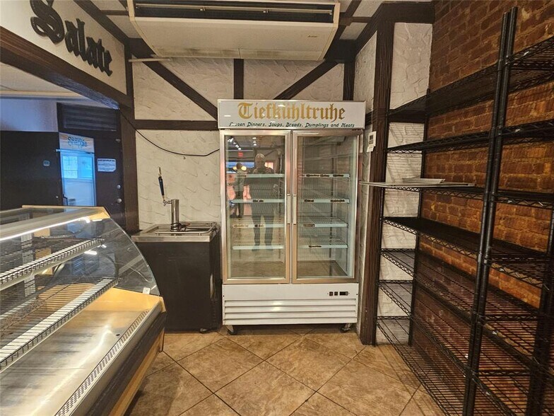 More Photos Of 6940 Myrtle Ave, Glendale General Retail For Lease