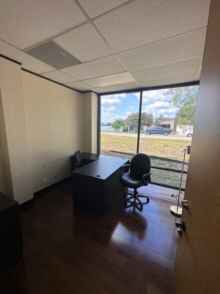 More Photos Of 9207 Emmott Rd, Houston Warehouse For Lease