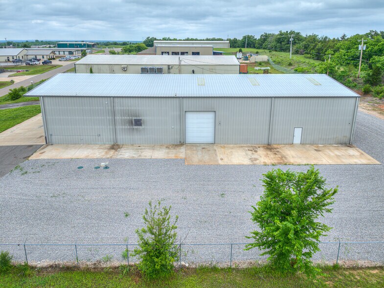 More Photos Of 6355 Boucher Dr, Edmond Showroom For Lease