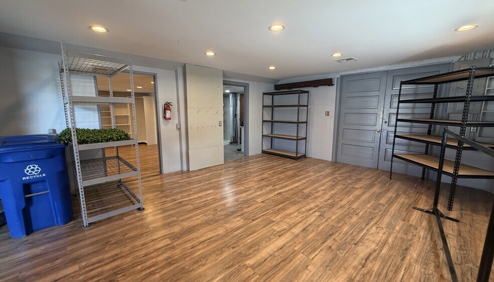 More Photos Of 105 S Water St, Sapulpa Showroom For Lease