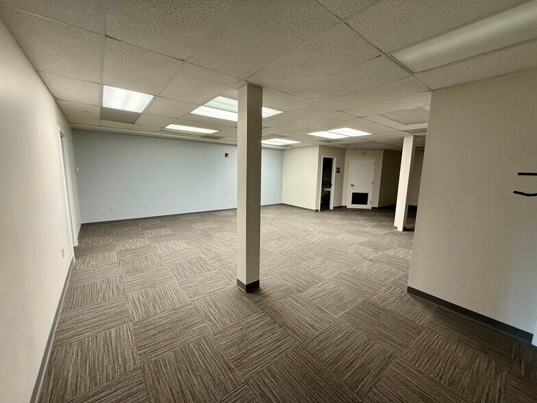 More Photos Of 326 E High St, Potosi Office For Sale