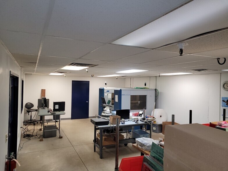 More Photos Of 400 Commerce Ct, Vadnais Heights Manufacturing For Sale