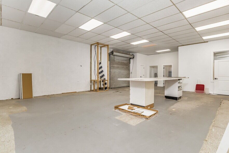 More Photos Of 3624 W Fairfield Dr, Pensacola General Retail For Lease