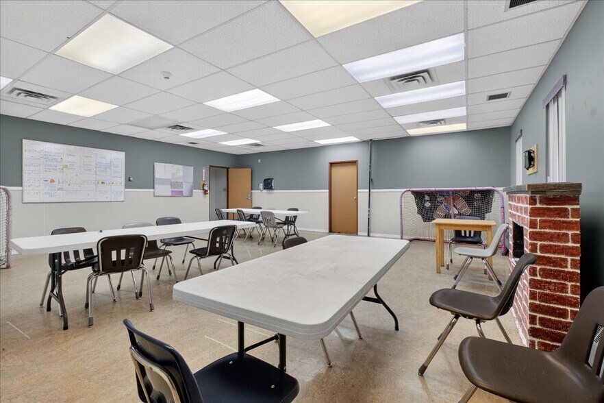More Photos Of 11831 123 St NW, Edmonton Office For Sale
