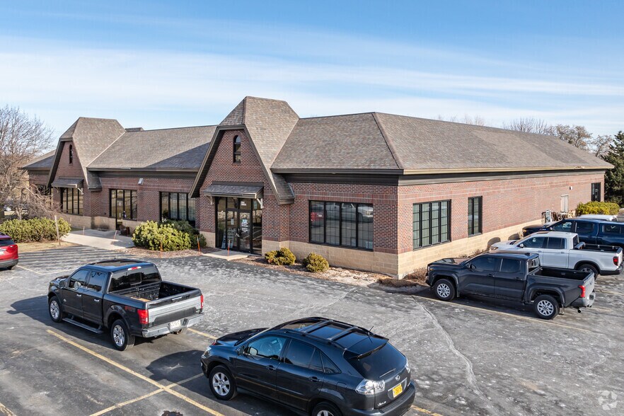 Primary Photo Of W175N11162 Stonewood Dr, Germantown Health Club For Lease