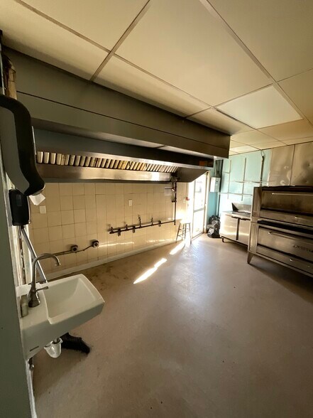 More Photos Of 1000-1010 Broadview Blvd, Brackenridge Freestanding For Lease