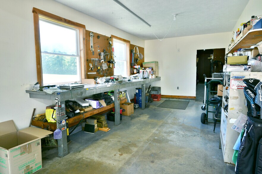 More Photos Of 4085 Herner County Line Rd, Southington Showroom For Sale