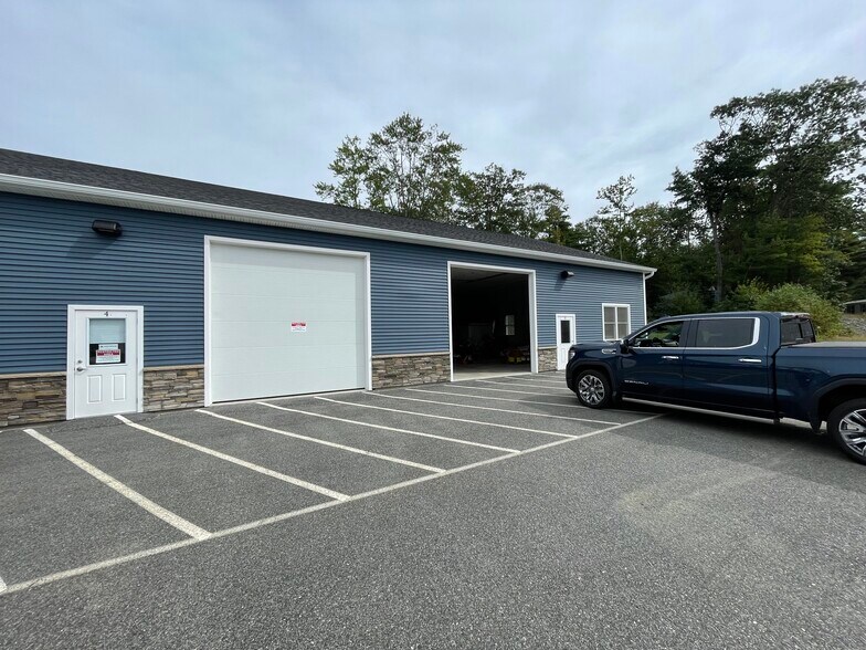 More Photos Of 12 Center Park Rd, Topsham Showroom For Lease