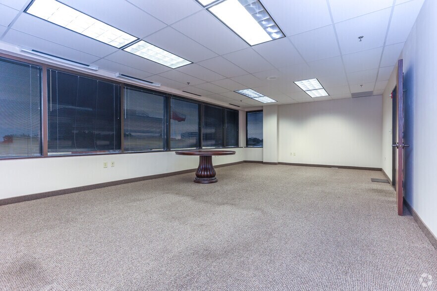 More Photos Of 450 E John Carpenter Fwy, Irving Office For Sale