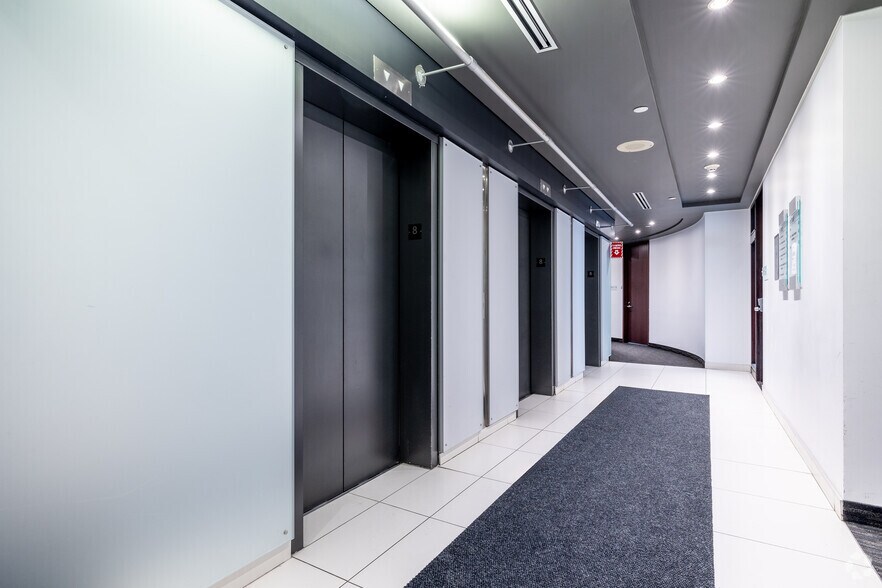 More Photos Of 1001 Rue Sherbrooke E, Montréal Office For Lease
