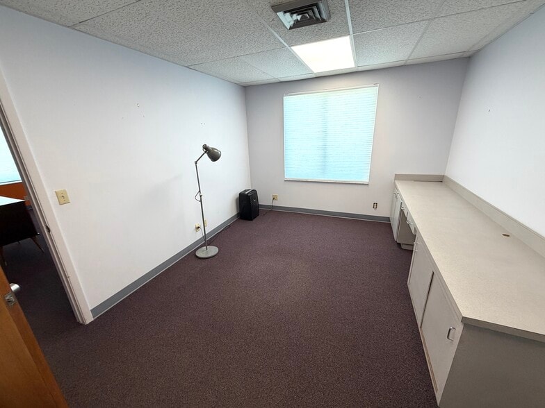 More Photos Of 1401 22nd St N, Saint Petersburg Manufacturing For Lease