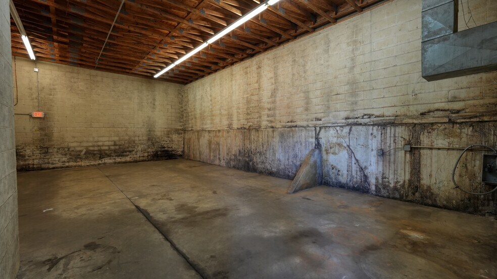 More Photos Of 1105 Wheeling Ave, Cambridge Auto Repair For Sale