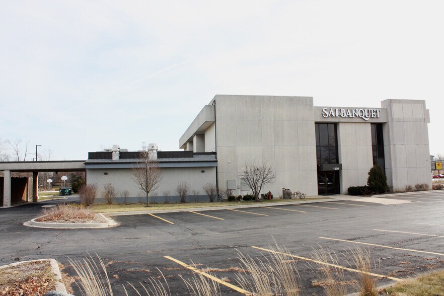 More Photos Of 1300 Irving Park Rd, Streamwood General Retail For Sale