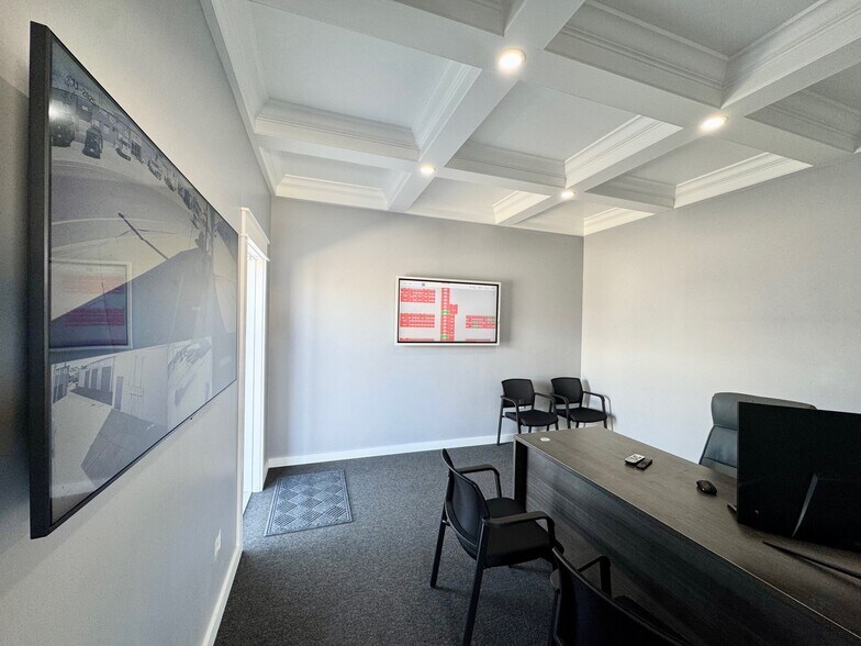 More Photos Of 249-268 Seaboard Ave, Venice Warehouse For Sale