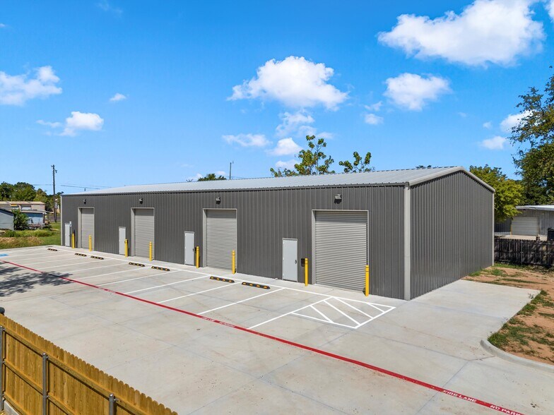 More Photos Of 210-212 Stanfield Dr, Waco Light Manufacturing For Sale