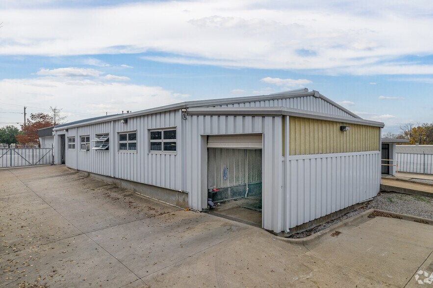 More Photos Of 2419 Inwood Rd, Dallas Light Distribution For Lease