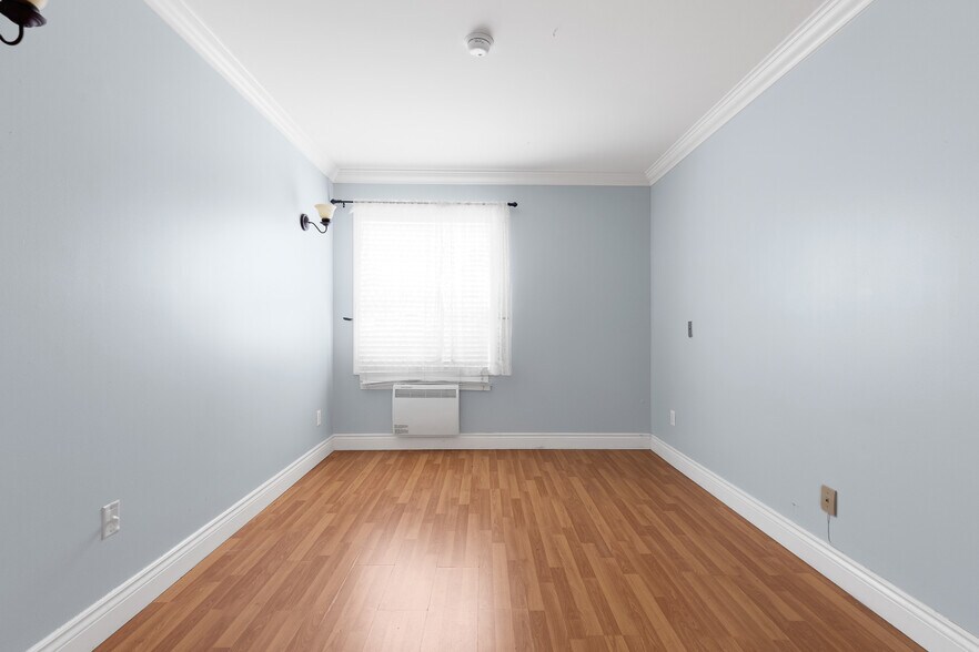 More Photos Of 21 Rue Messier, Mont-saint-hilaire Apartments For Sale