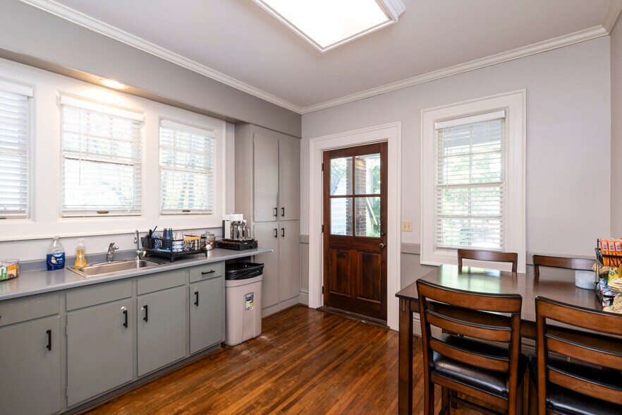 More Photos Of 1310 Augusta St, Greenville Office For Lease
