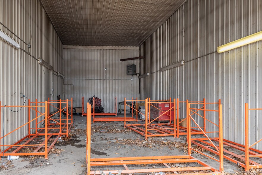 More Photos Of 900-914 Tonsor Rd, Alton Warehouse For Sale