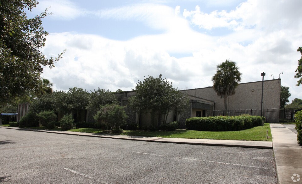 More Photos Of 8230 Baycenter Rd, Jacksonville Warehouse For Lease