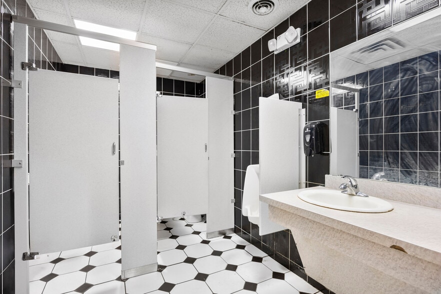 More Photos Of 1975 Central Ave, Albany Restaurant For Sale