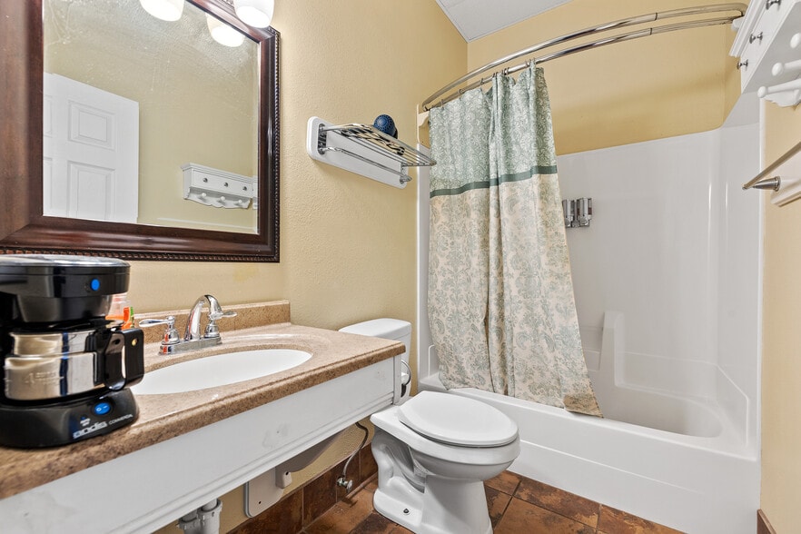 More Photos Of 603 N River St, Hot Springs Hotel For Lease