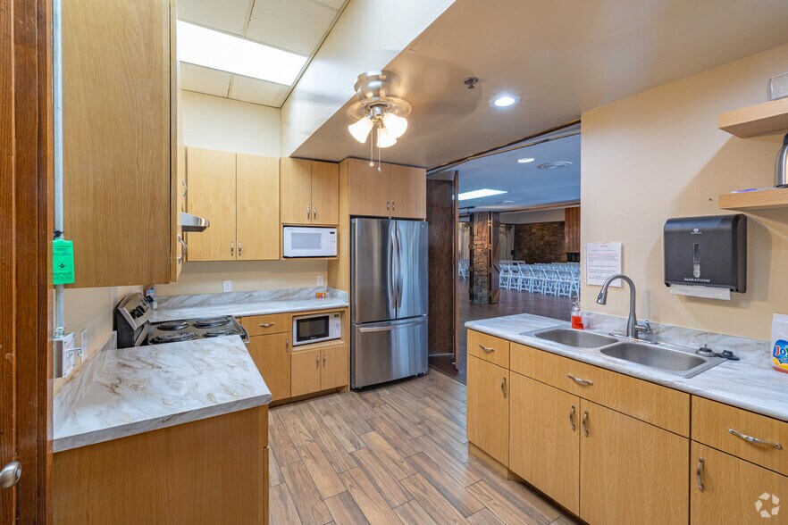 More Photos Of 6009 NW Expressway St, Oklahoma City Specialty For Sale