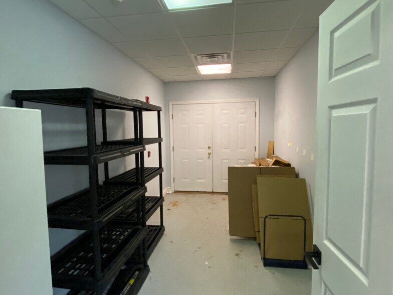 More Photos Of 2741 Noblestown Rd, Pittsburgh Office For Lease